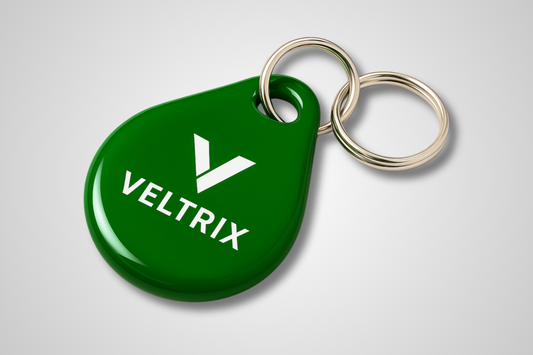 Et bilde av en grønn nøkkelbrikke med RFID og trykk