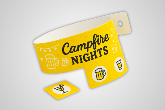 Et bilde av et gult adgangsarmbånd med avtagbare billetter