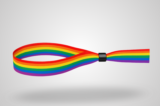 Et foto av et stoffarmbånd med pride regnbue fargemønster