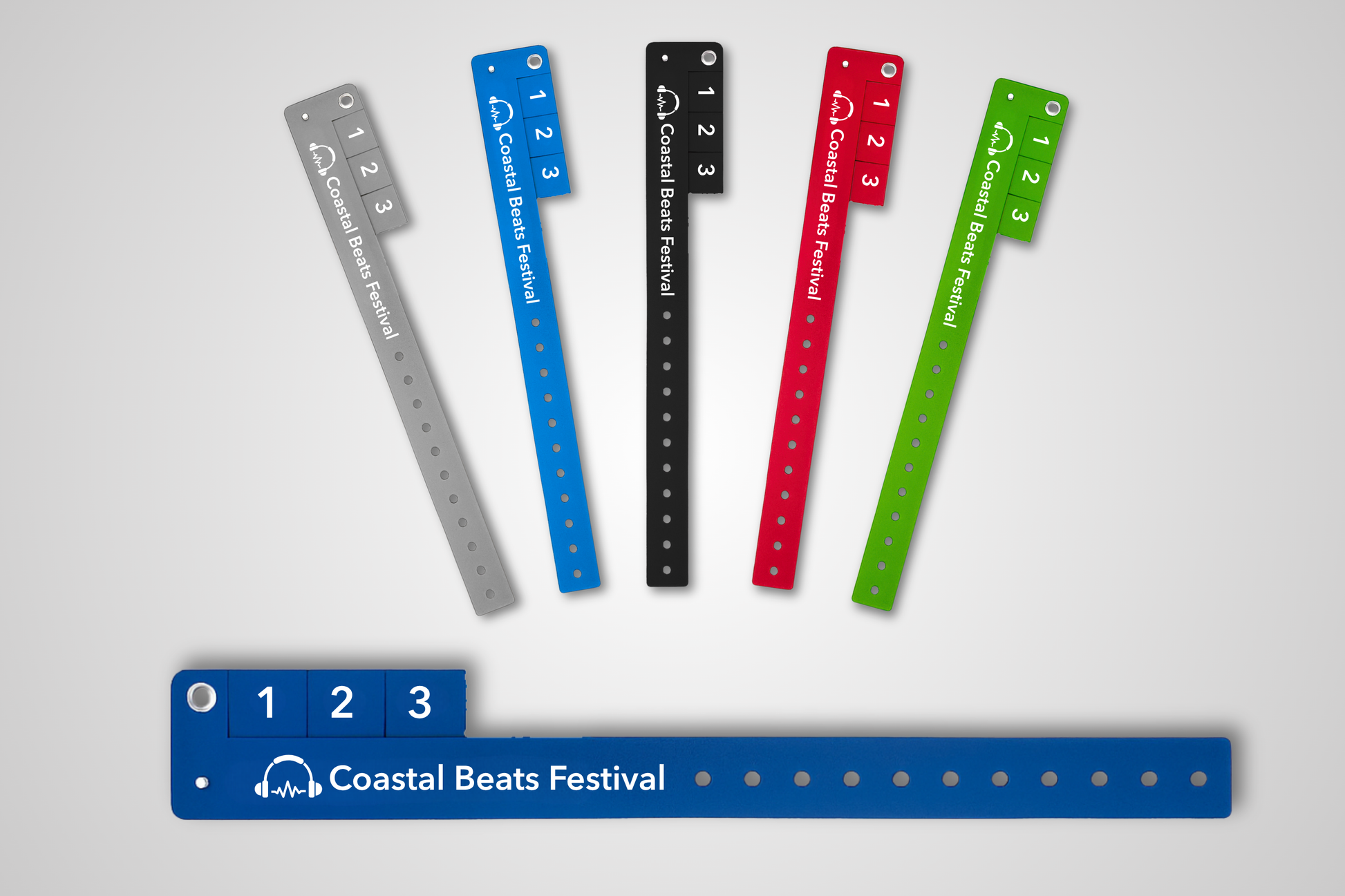 Et bilde av adgangsarmbånd med avtagbare billetter i forskjellige farger