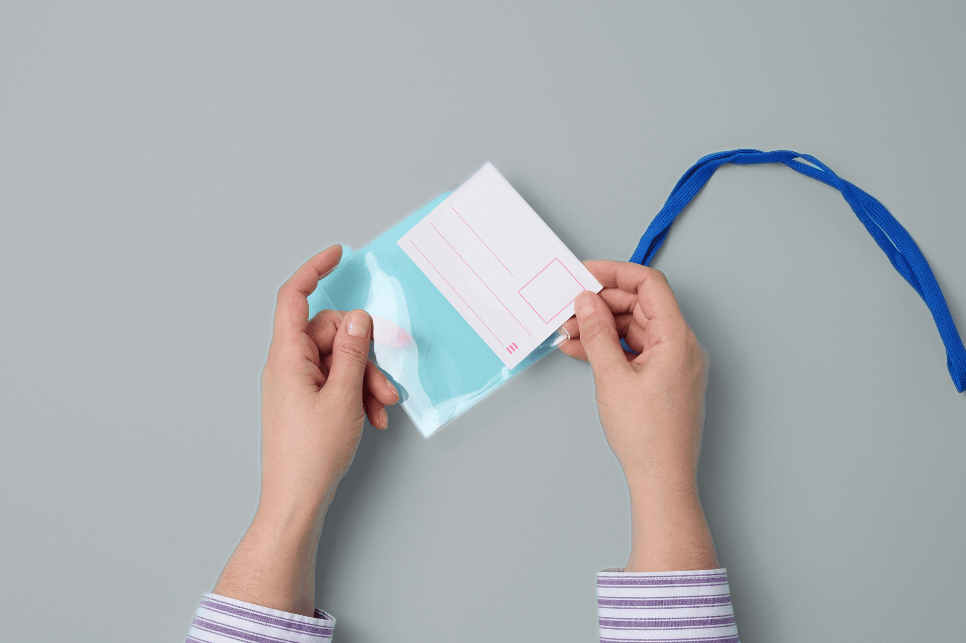 En person som skjærer et stykke Kartlomme gjennomsiktig På lager med et JM Band®.