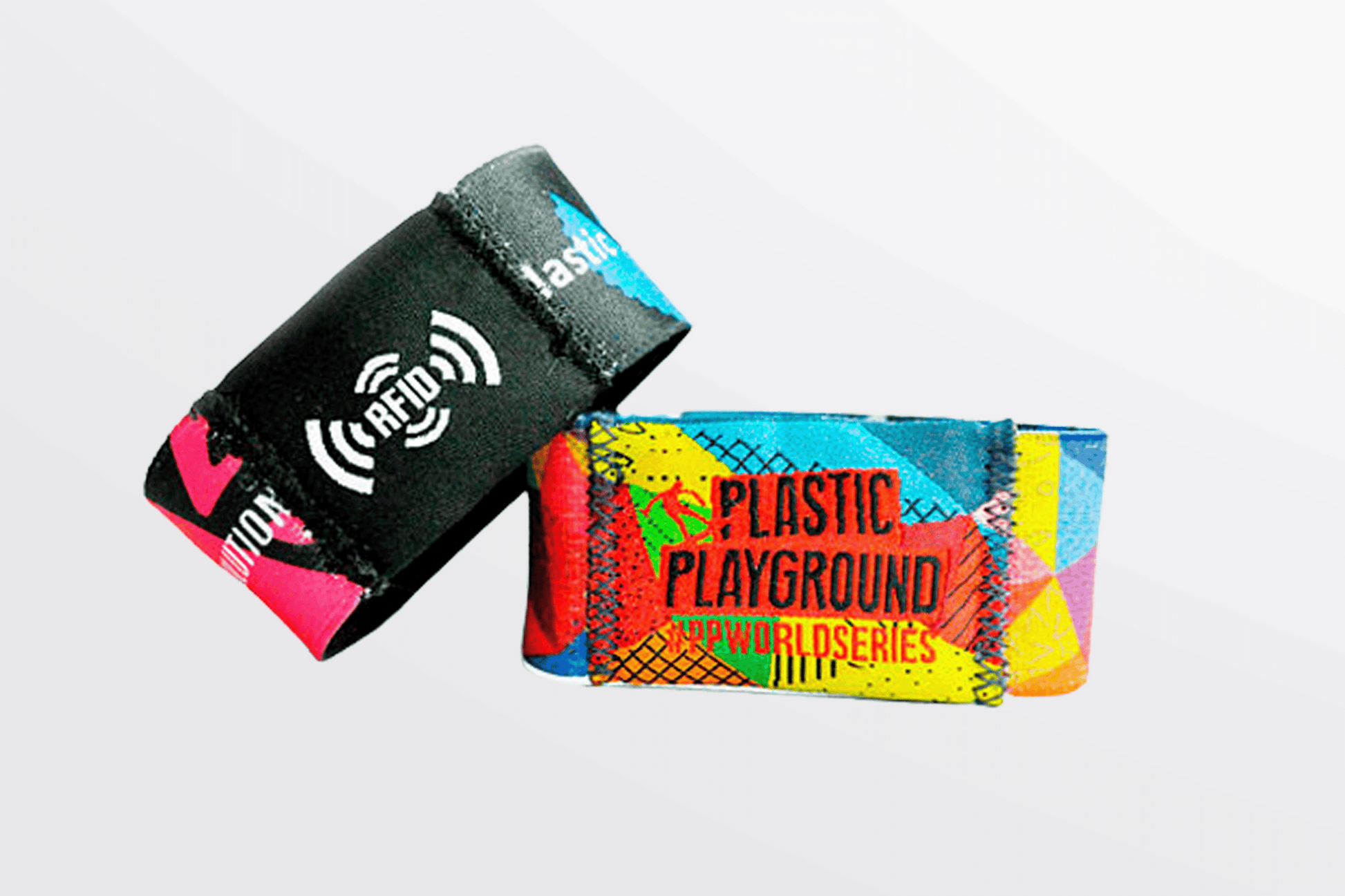 To Elastik armbånd digital trykk Via e-post med rask levering og ordet plastlekeplass på. (JM Band®)