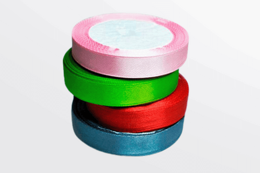 En stabel JM Band® Fargebånd til 25 armbånd med tilpassede trykk stablet oppå hverandre.