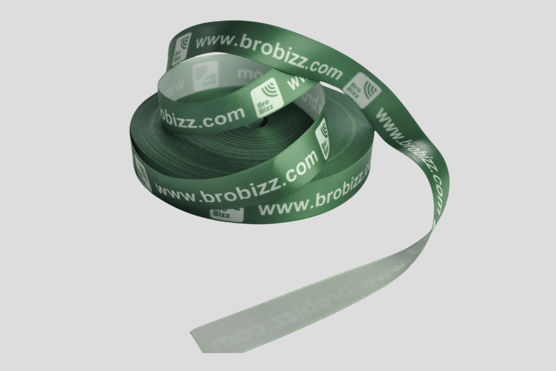 Et Gavebånd polyester digital trykk Via e-post med logo på fra JM Band®.