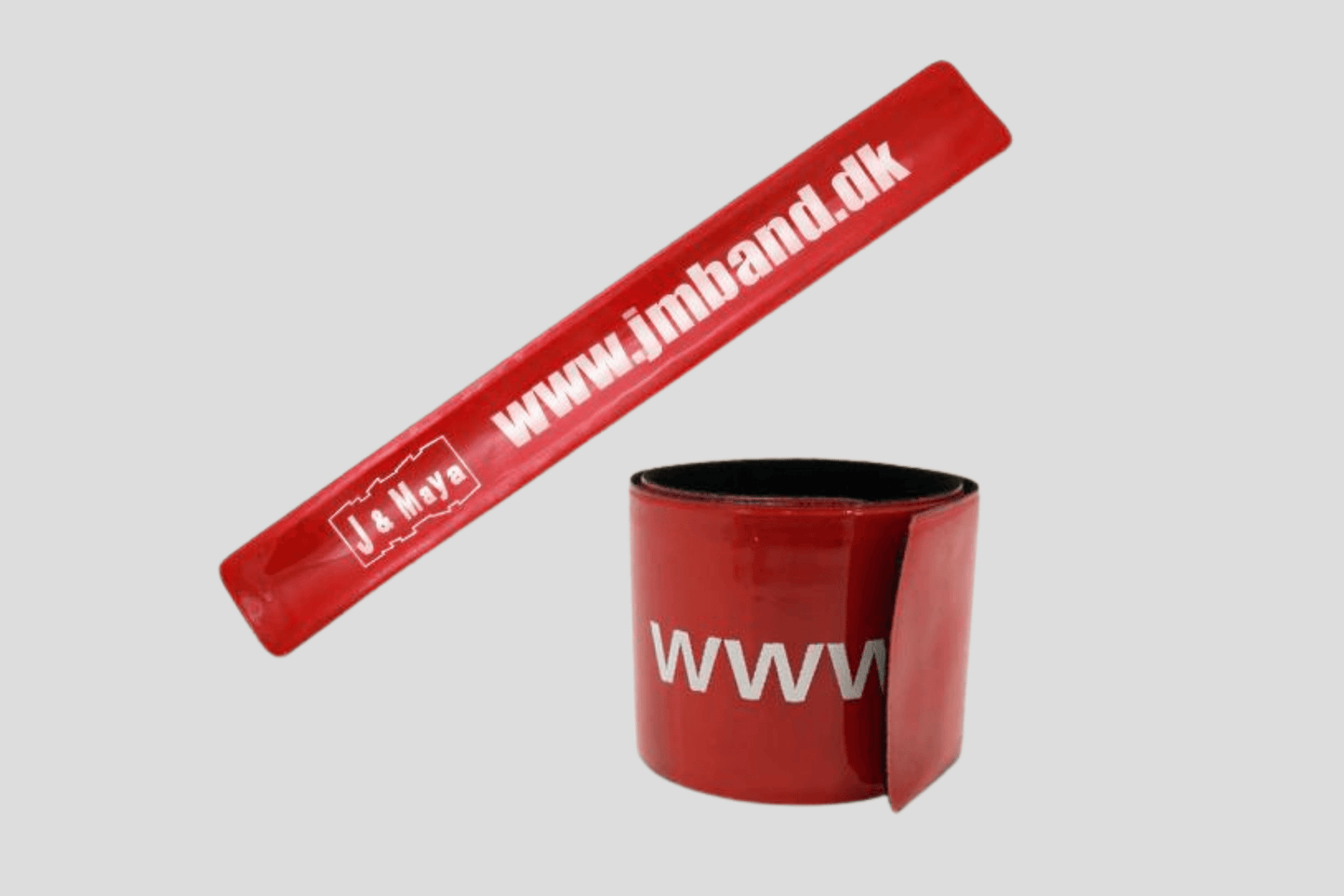Et rødt Slap armbånd trykk Via e-post med ordet www på, laget av PVC-materiale av JM Band®.