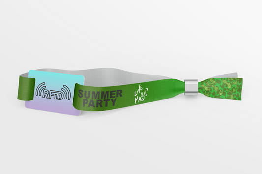 Et grønt JM Band® stoffarmbånd med ordet sommerfest på.