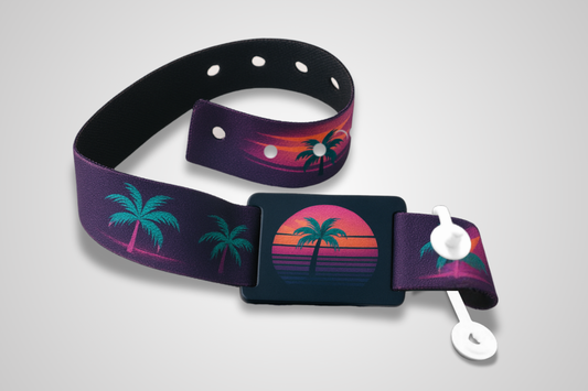 Et bilde av et fargerikt stoffarmbånd med knappelås og RFID