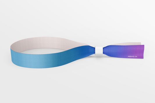 Et blått og hvitt **Bærekraftige Festivalarmbånd** laget av tekstilarmbånd av **JM Band®**.