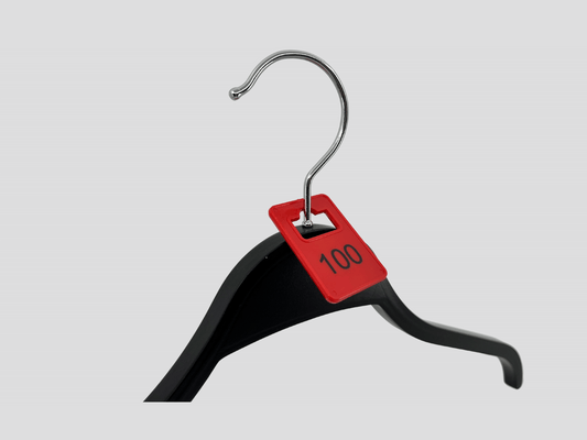 En Garderoben numre plast D 100 stk henger med rød lapp av JM Band®.