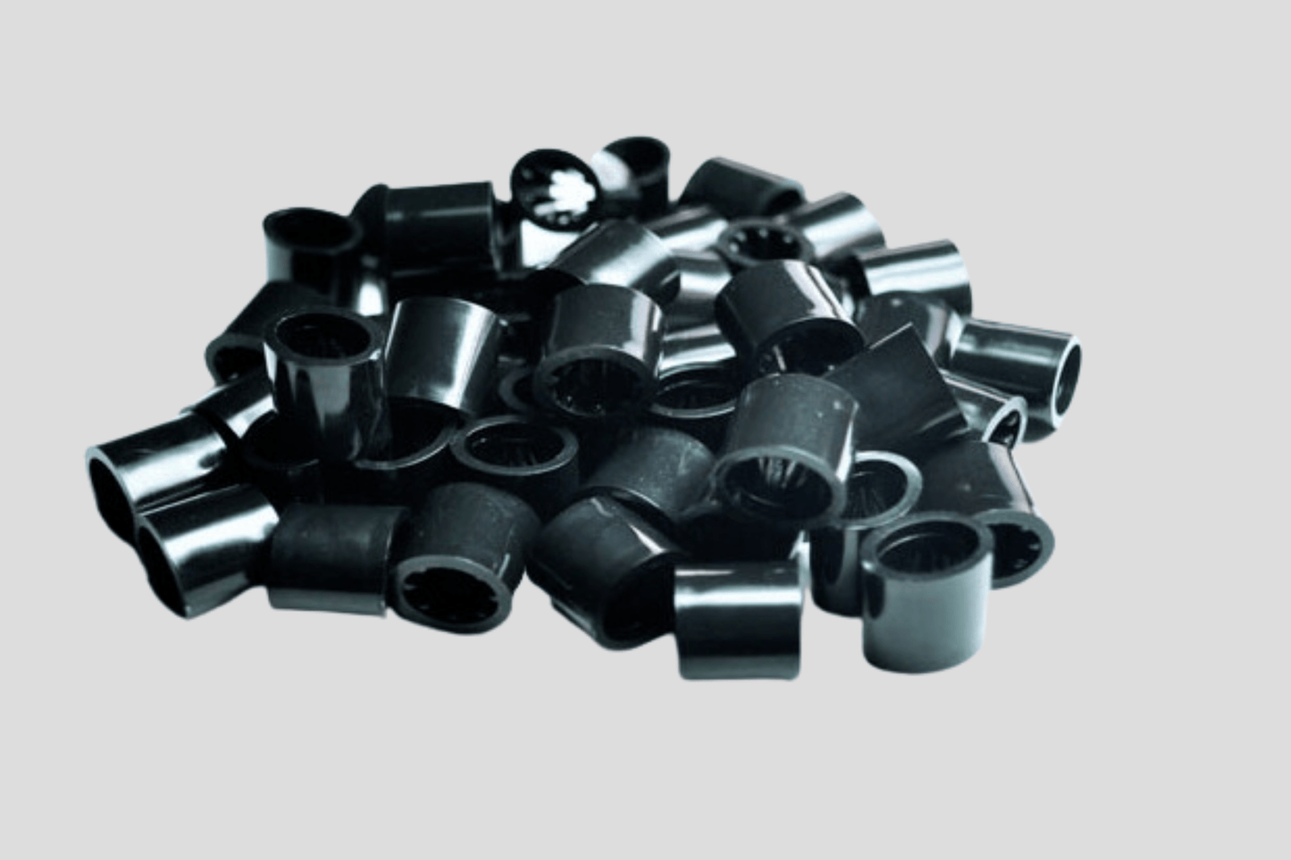 En haug med Låser for Festival Armbånd av JM Band® på hvit bakgrunn.