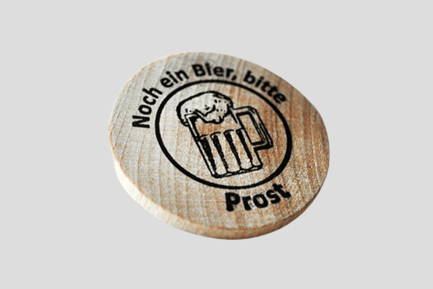 Et ølkrus i tre med logoen til Poletter tre trykt Via eMail, perfekt for plastpoletter- eller skapmynter-entusiaster, laget av JM Band®