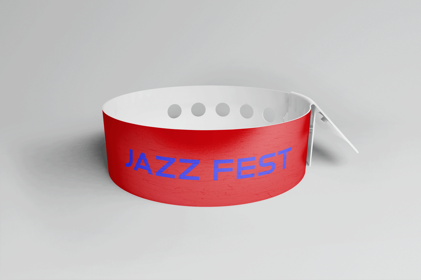 Et JM Band® Plastarmbånd L-print Design selv laget av rød PVC med ordet "jazz fest" påtrykt. Produksjonstiden for dette plastarmbåndet er minimal.