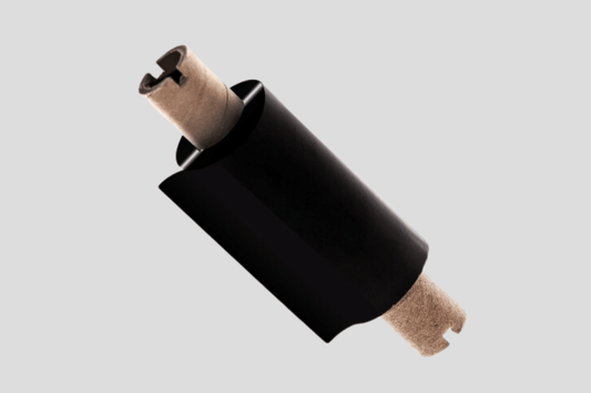 En svart papirrull på hvit bakgrunn, ofte brukt med JM Band®s JMB4+ utskriftssystem for Folier for termiske overføring FT og polyesterbånd.