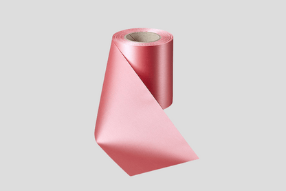En rull med ECO satengbåndruller 100mm på grå bakgrunn fra JM Band®.