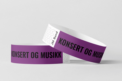 To lilla JM Band NO Papirarmbånd med trykk Via e-post armbånd med ordene konsert og gjestestyring.