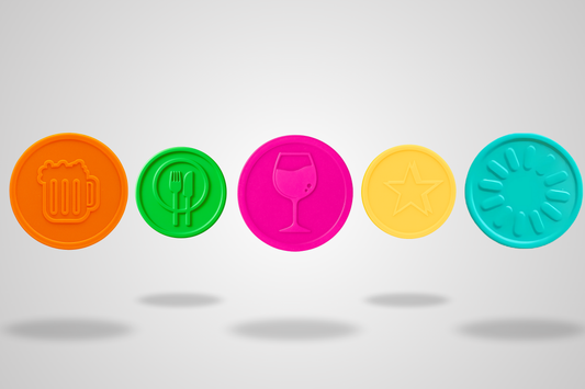 Et foto av Poletter plast preget På lager fra JM Band®. Kjøp Poletter i Øl oransje her.