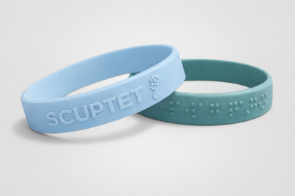 Et par Pregede Silikon Armbånd - Hevet Tekst med ordene "SCUPTET" påtryktvanlig og i blindeskrift produsert av JM Band®.