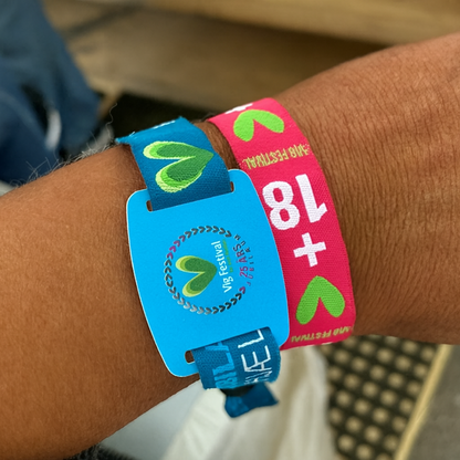 Et foto av Skreddersydde Stoffarmbånd fra JM Band®. Kjøp Stoffarmbånd i programvarekompatible versjoner her.