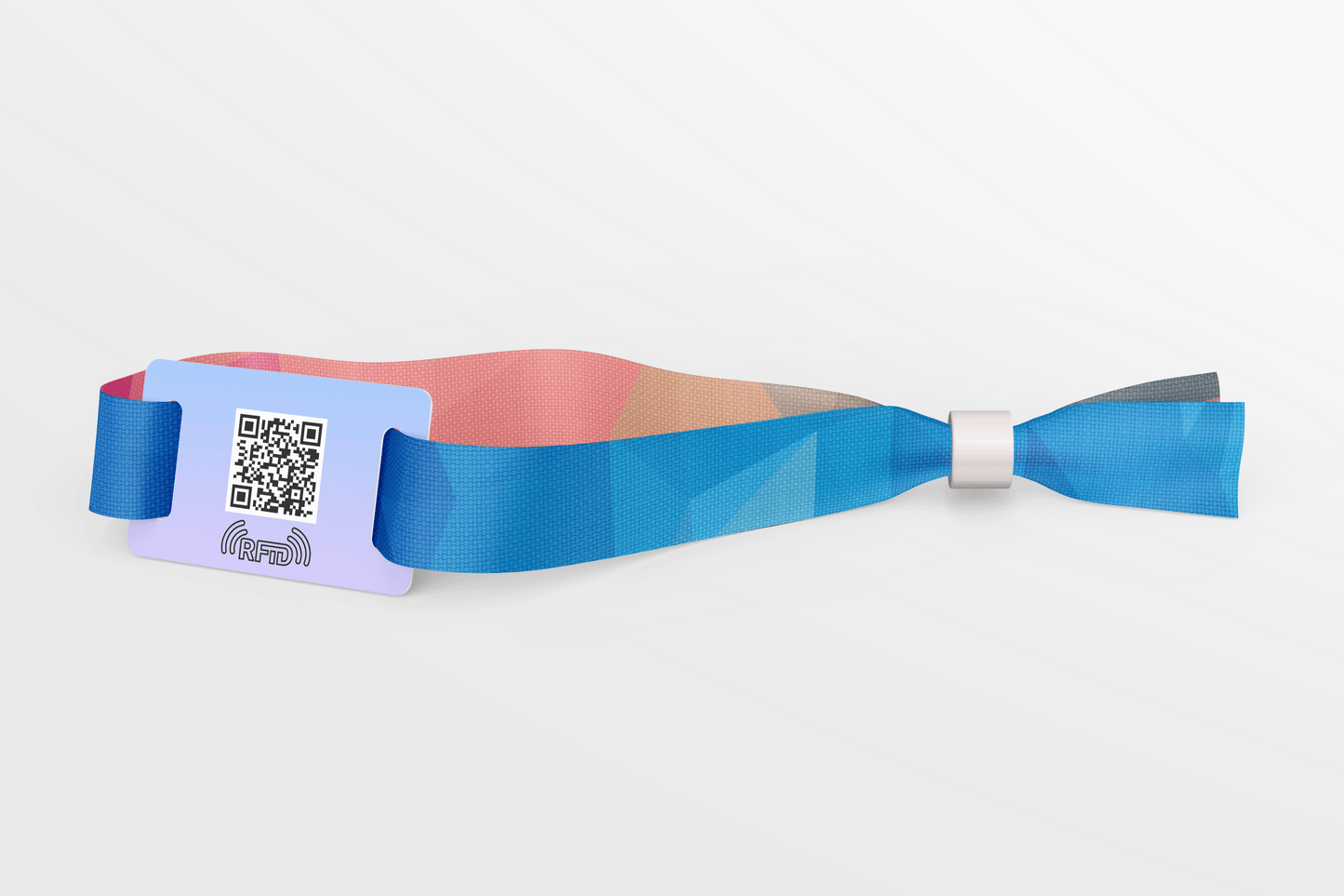 Et RFID og QR Stoff-Armbånd med Fargetrykk fra JM Band NO med QR-kode på.