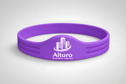 Et lilla silikonarmbånd med NFC og eget logo fra JM Band®