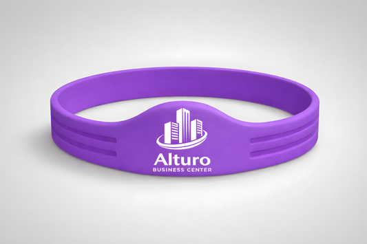 Et lilla silikonarmbånd med NFC og eget logo fra JM Band®