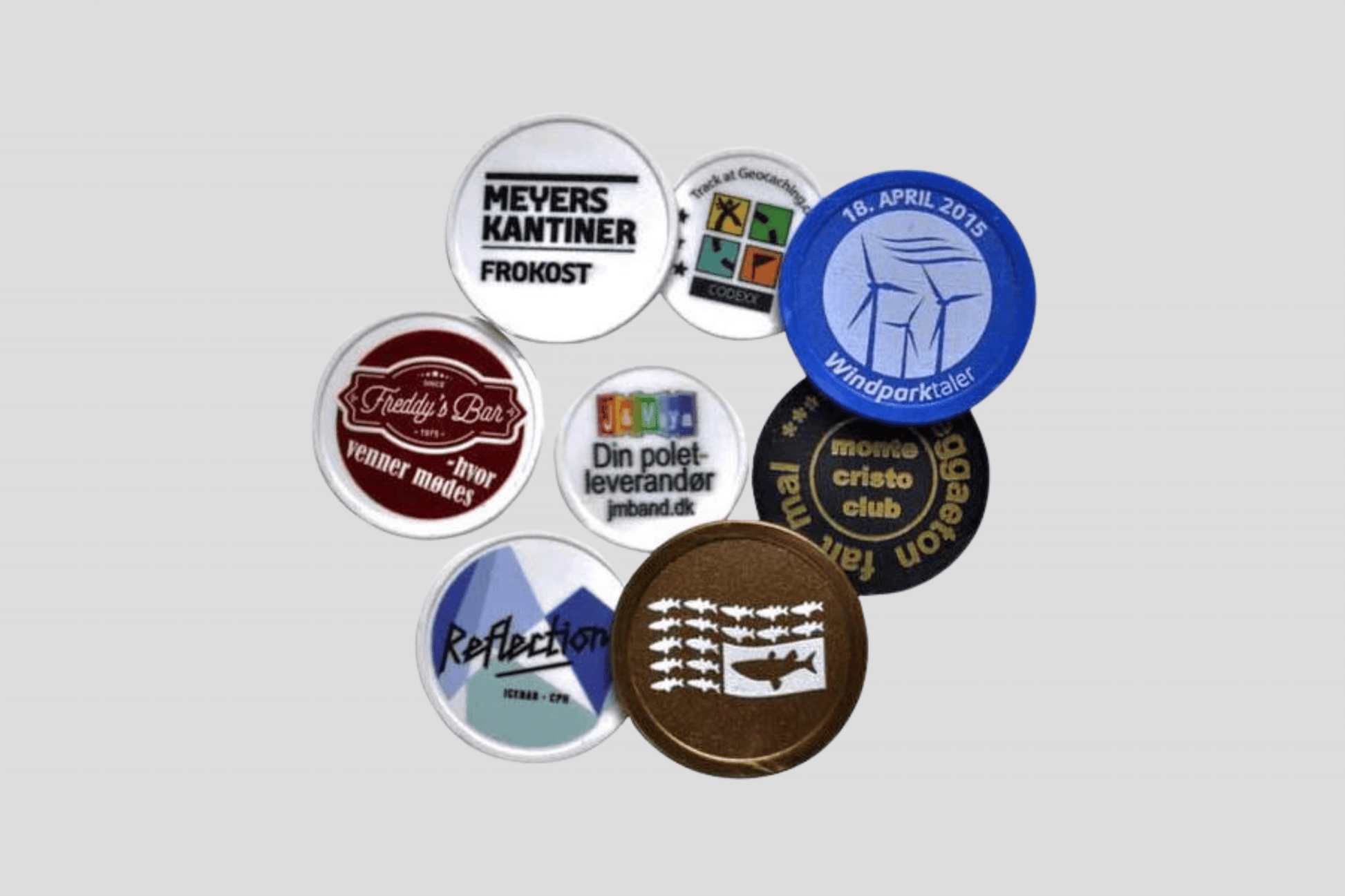 En gruppe merker på hvit bakgrunn, inkludert Poletter plast trykt Via e-post og poletter fra JM Band®.