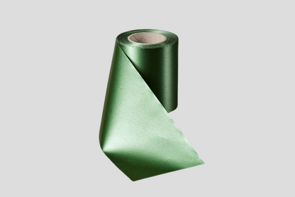 En rull med ECO satengbåndruller 100mm av JM Band® på hvit bakgrunn.