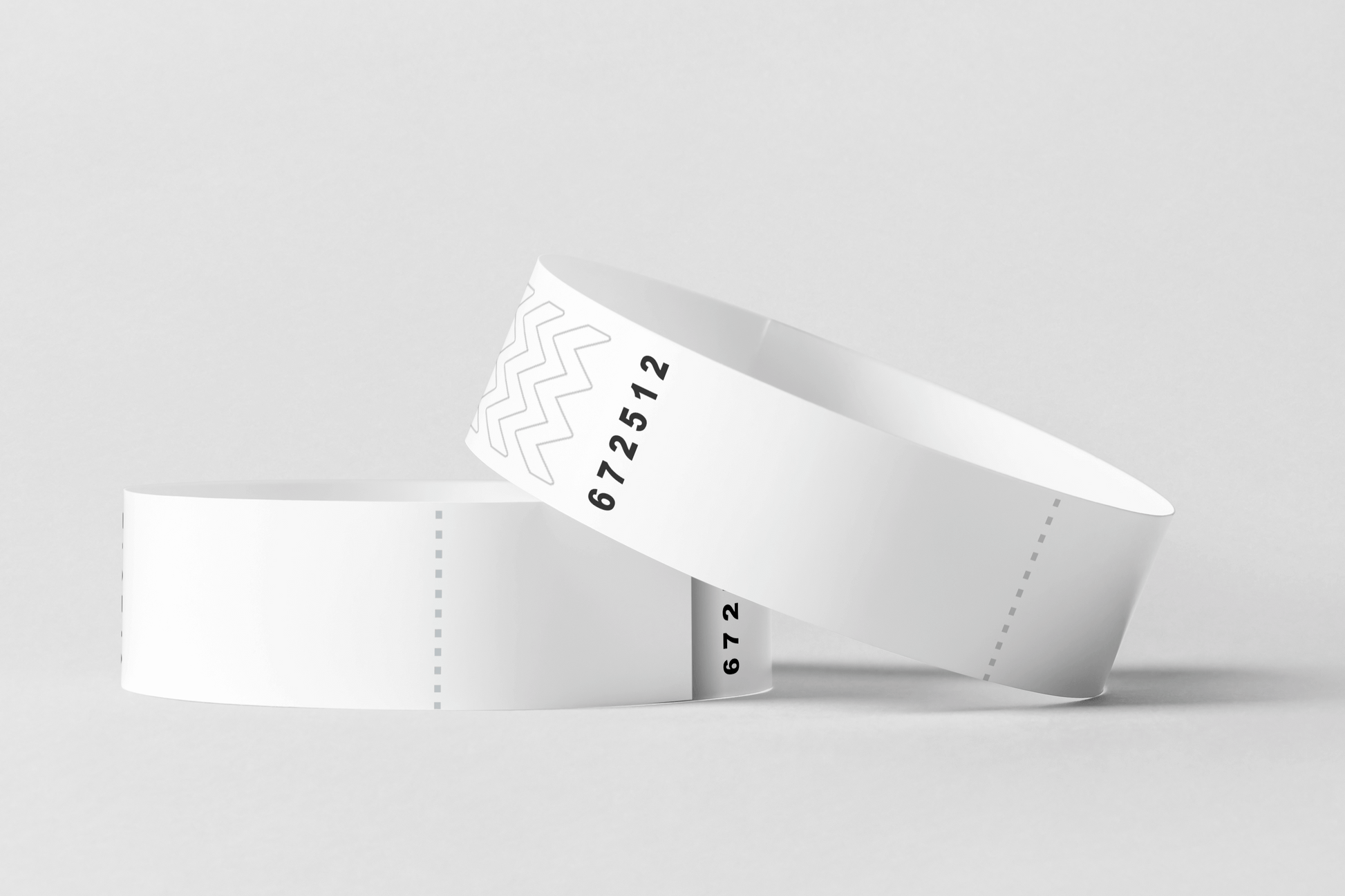 Et par hvite festival Papir armbånd med KUPONG På lager av JM Band NO på hvit bakgrunn.